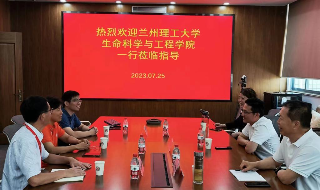 伟德国际betvlctor1946教师赴江南大学和北京老员工命科学华东产业研究院调研